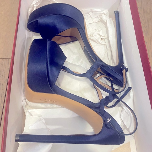 Salvatore Ferragamo Navy Blue Satin PlatformPump-Size 8 1/2, Excellent Condition - Picture 5 of 7